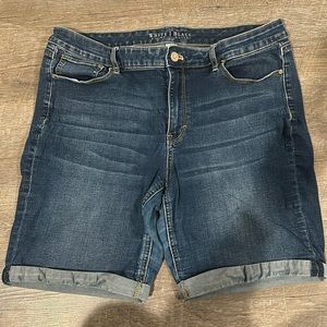 Women’s long shorts White House black Market Size 14 Jeans dark blue cuffed